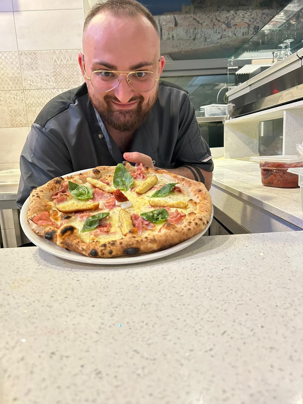 Il team di MO PIZZ, pizzeria napoletana a Legnano — famiglia Moschiano e lo staff