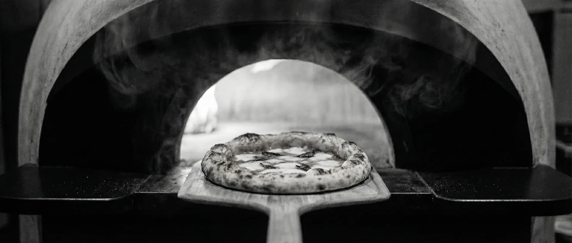 Sala ristorante MO PIZZ, pizzeria napoletana a Legnano — atmosfera calda e accogliente