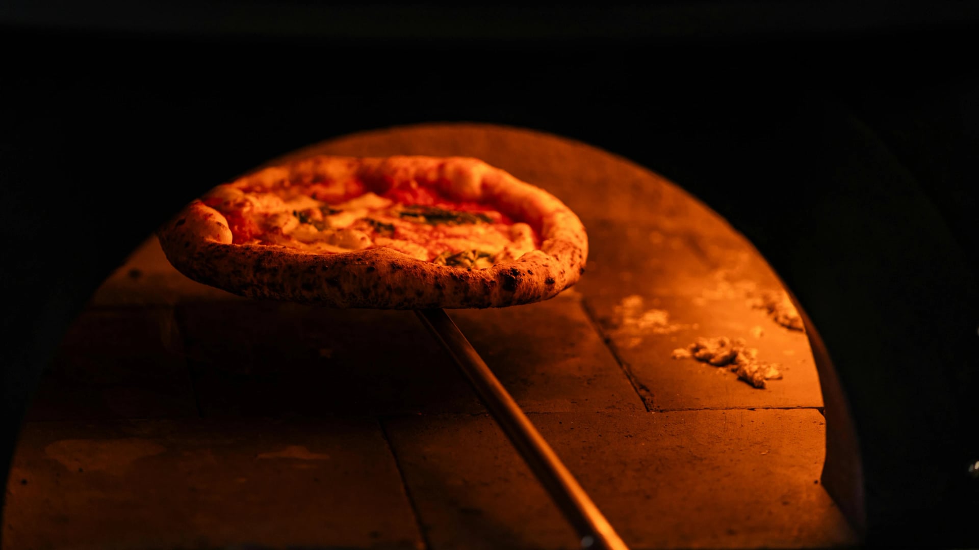 Interno del ristorante MO PIZZ, pizzeria napoletana a Legnano