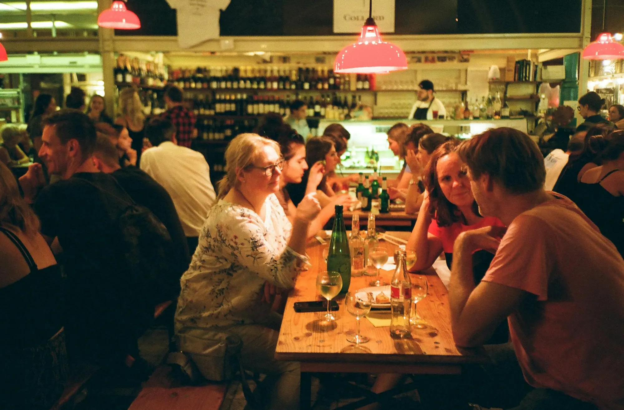 Sala piena di Mo Pizz con amici e famiglie a tavola