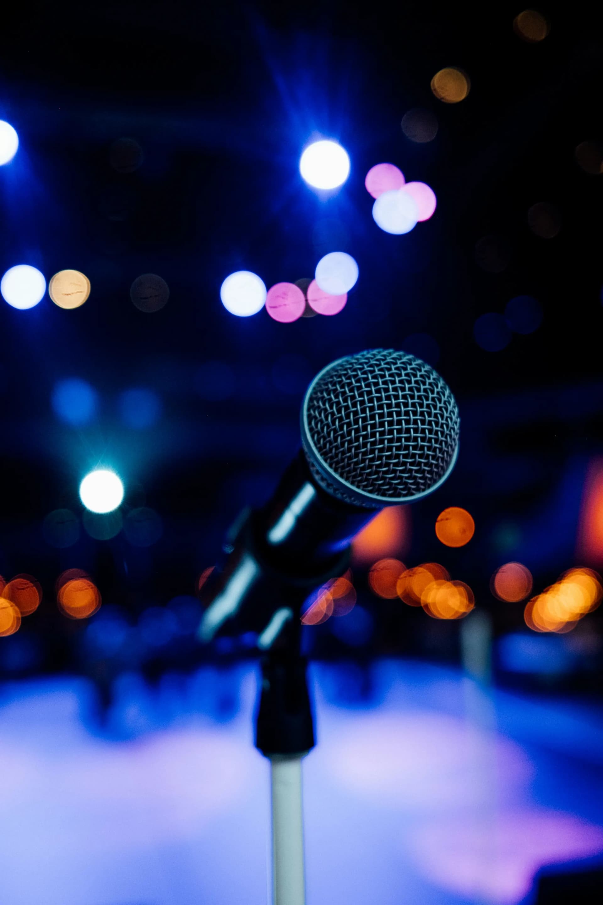 Microfono sul palco davanti alle luci della sala