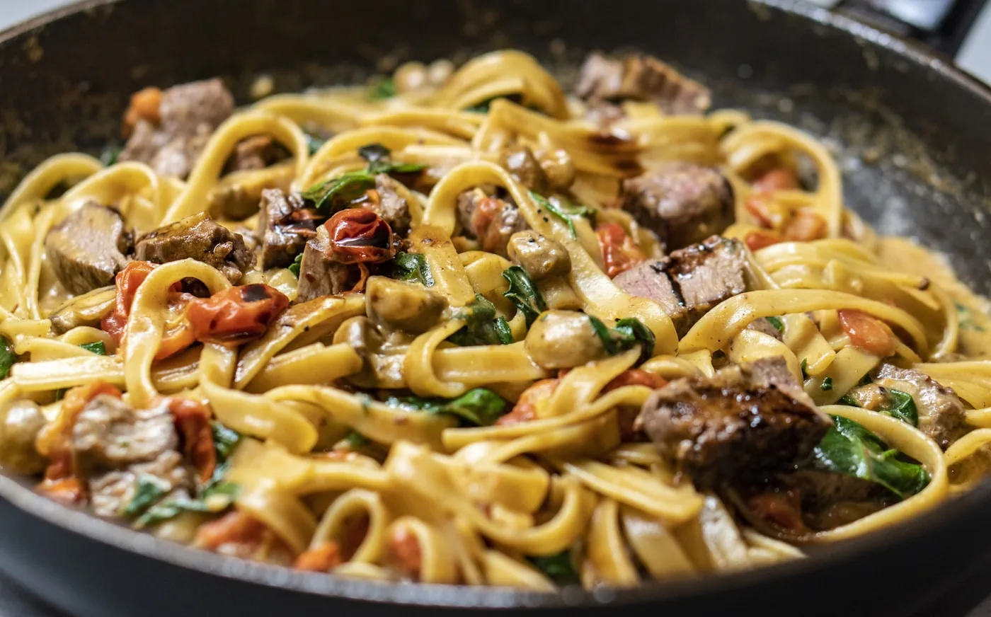 Tagliatelle saltate in padella con carne e verdure